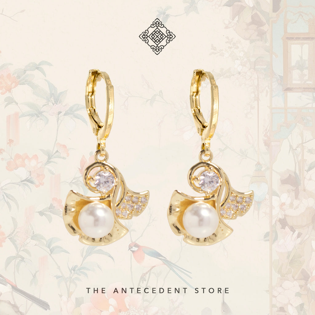 TAS CLASSIC: LOOK 3 ｜Ginkgo Leaf Huggie Earrings